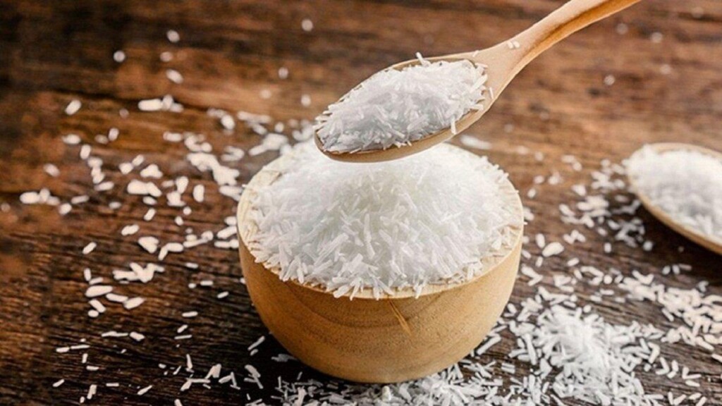 Kích rễ bằng bột ngọt: Bột ngọt chứa nhiều loại đường và các chất dinh dưỡng cần thiết cho sự phát triển của cây trồng, bao gồm glucose, fructose, sucrose, kali, magie và sắt.